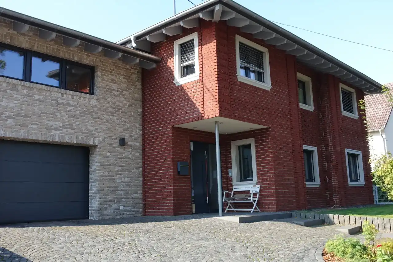 Einfamilienhaus mit der Sorte Rotgeflammt und angrenzender Garage mit der Sorte Antik vintage