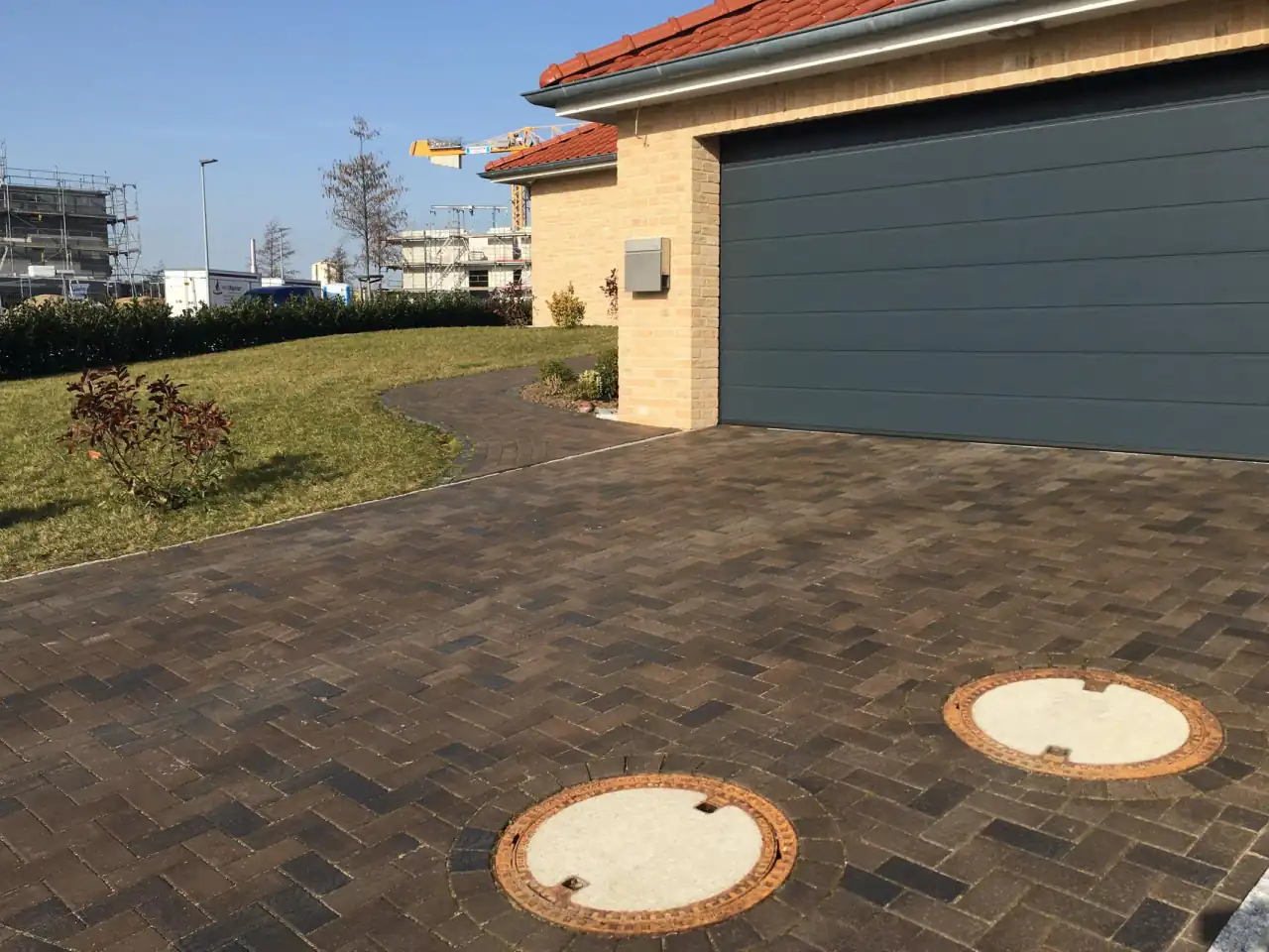 Garageneinfahrt und verlegten Pflasterklinkern Titan auf dem Boden