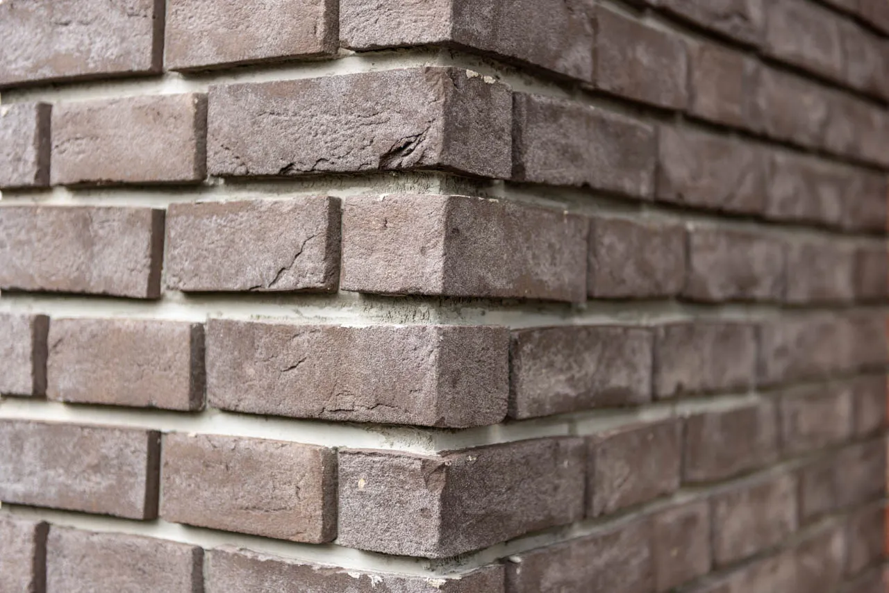 Detailbild der Sorte Lava. Besonders gut zur Geltung kommen die Winkelriemchen. Die Besandung auf den Riemchen und der zu sehende Schmolz geben das gewissen Etwas. Ein schöner moderner Grauton