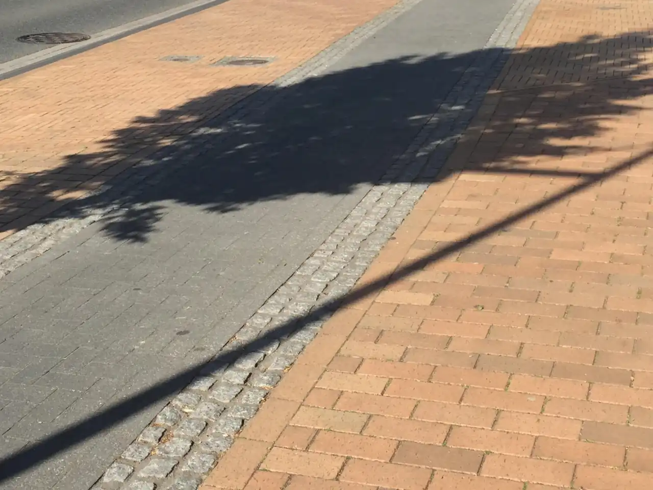 Öffentlicher Gehweg mit der Pflasterklinkersorte Husum