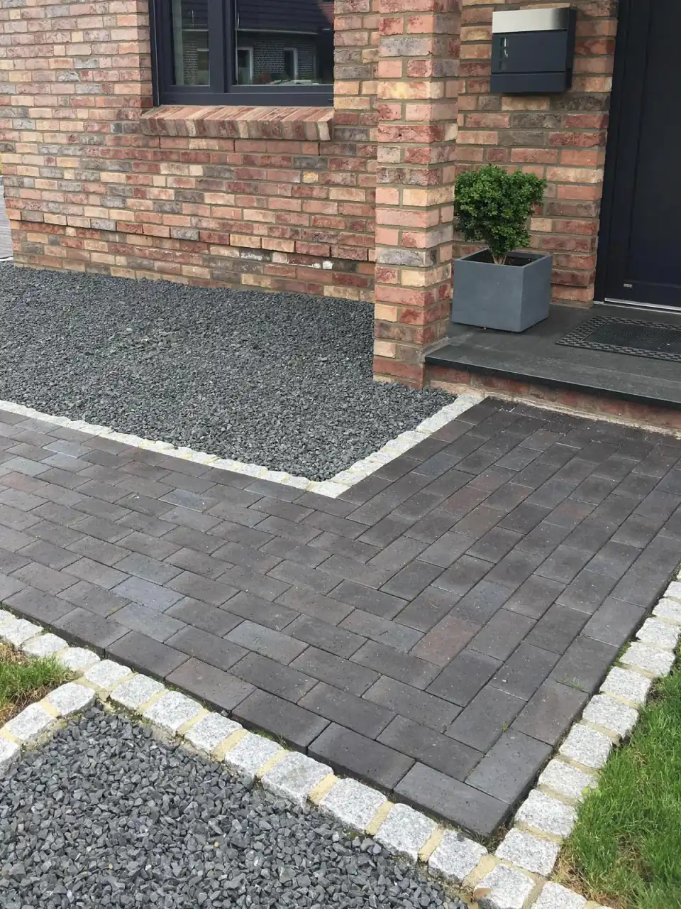 Gehweg an einem Haus im Halbversatz verlegt
