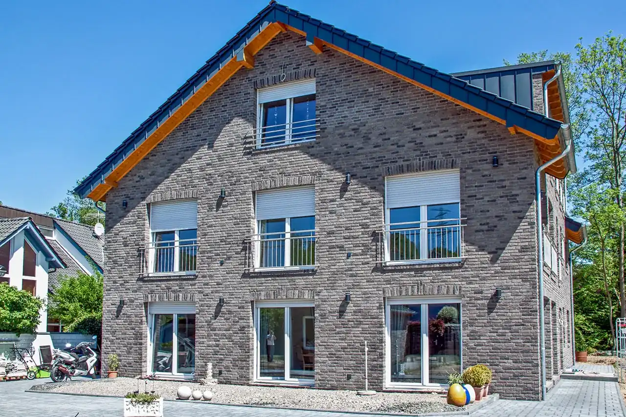 Mehrfamilienhaus mit den Klinkersteinen Wolf grey als Hausfassade