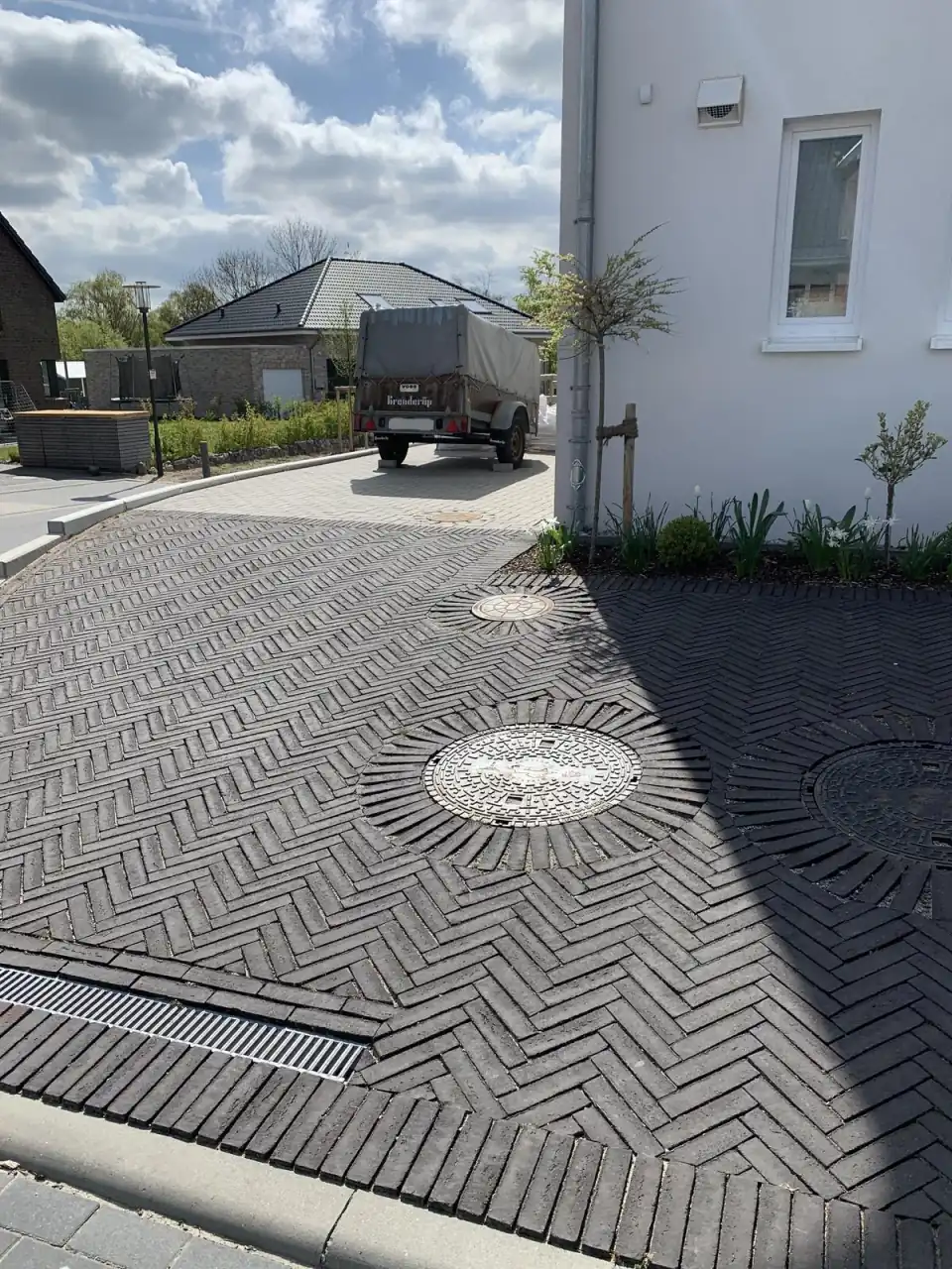 Hofeinfahrt mit Pflasterklinker Langeog in schwarz
