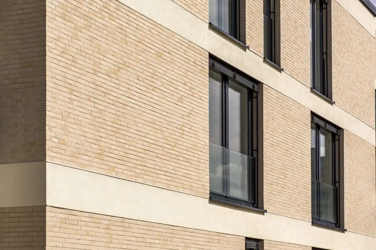 Spaltriemchen der Sorte Titan Linara an einer Hausfassade