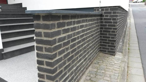 Klinkerriemchen_Urban-graphit_HaussockelGFbwMVPeV8InI Klinkerriemchen Urban graphit in schwarz an einem Sockel im Eingangsbereich