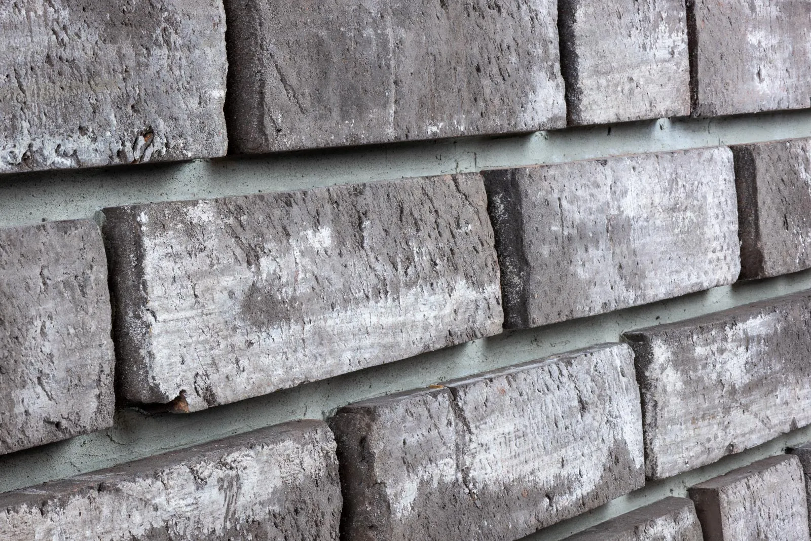 Eco-Storm - Klinkerriemchen Klinkerriemchen Eco Storm grau weiss schraege Ansicht graue Fuge