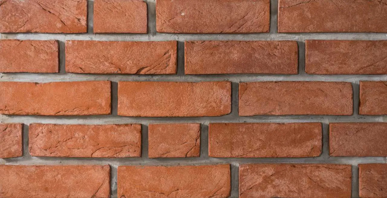 Produktbild frontal Klinkerriemchen Rubinrot. Riemchen aus einem schönen, hellen, klaren Rotton mit feinem hellen Sand versehen und einer leicht genarbter Oberfläche. Klassisch, freundlich