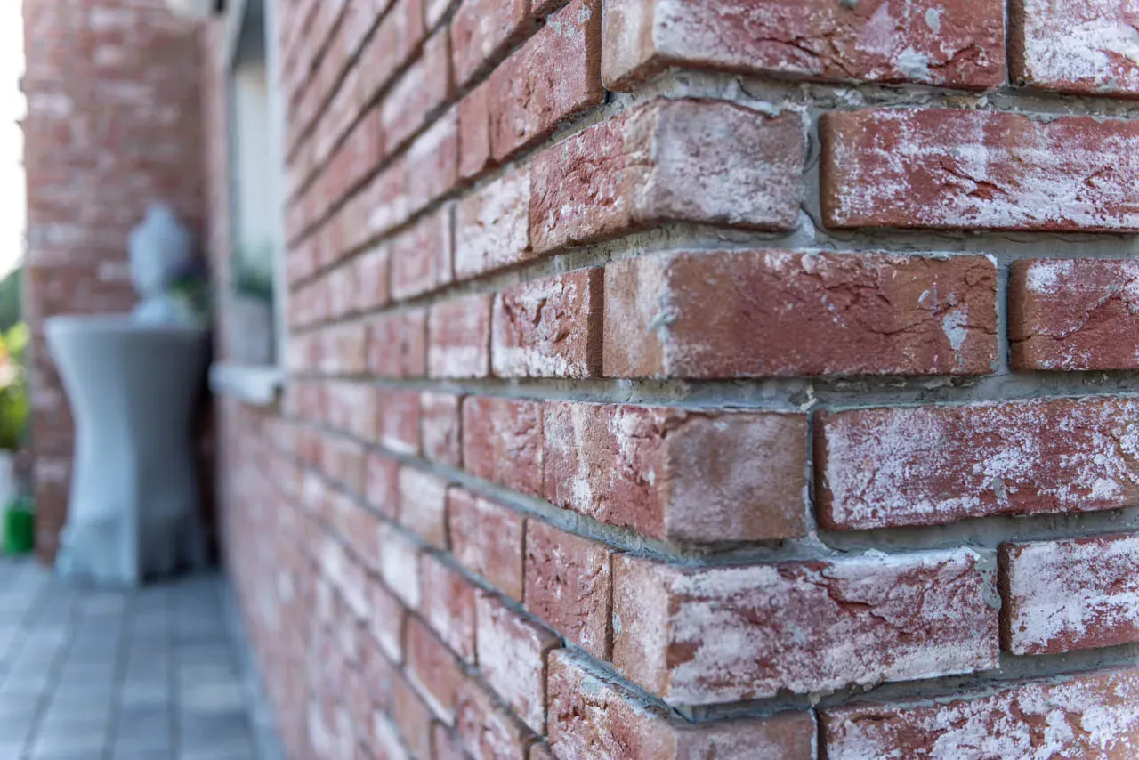 Außenecke mit Winkeln der Sorte Antik rustik an einer Hauswand