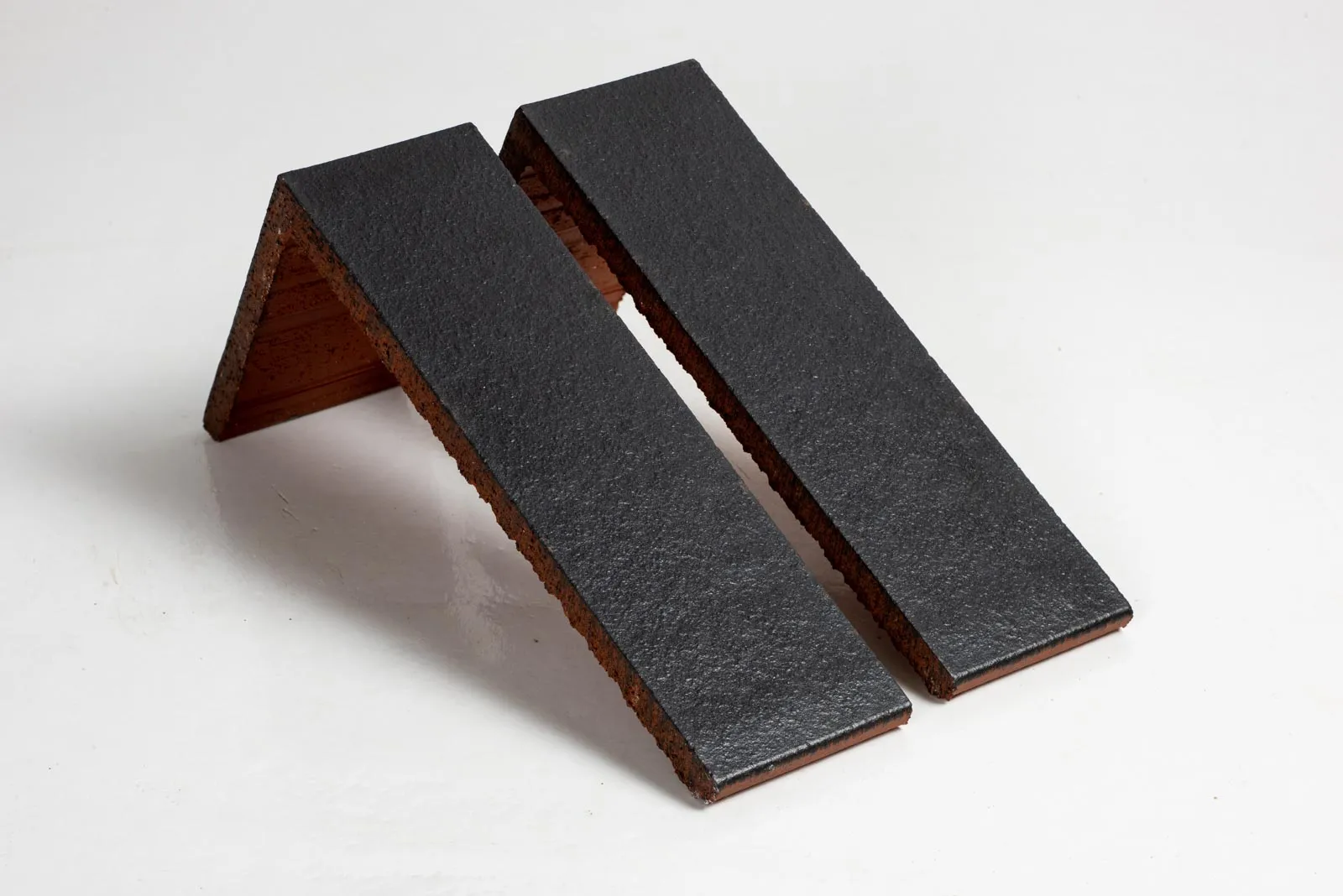 Produktbild Winkelriemchen Panther schwarz glatt. Ein schwarzes, granitgraues Winkelriemchen mit ganz glatter Oberfläche