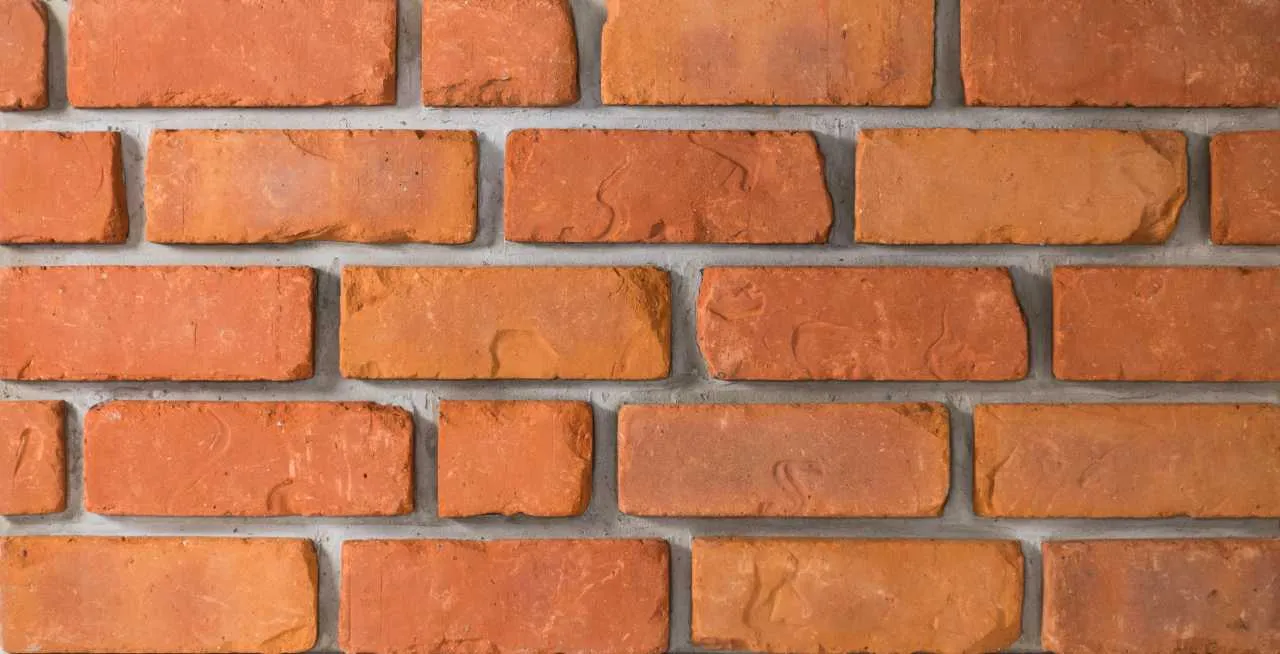 Klinkerriemchen Chilli red Klinkerriemchen Chili red an einer Wand mit Schattenfuge frontal
