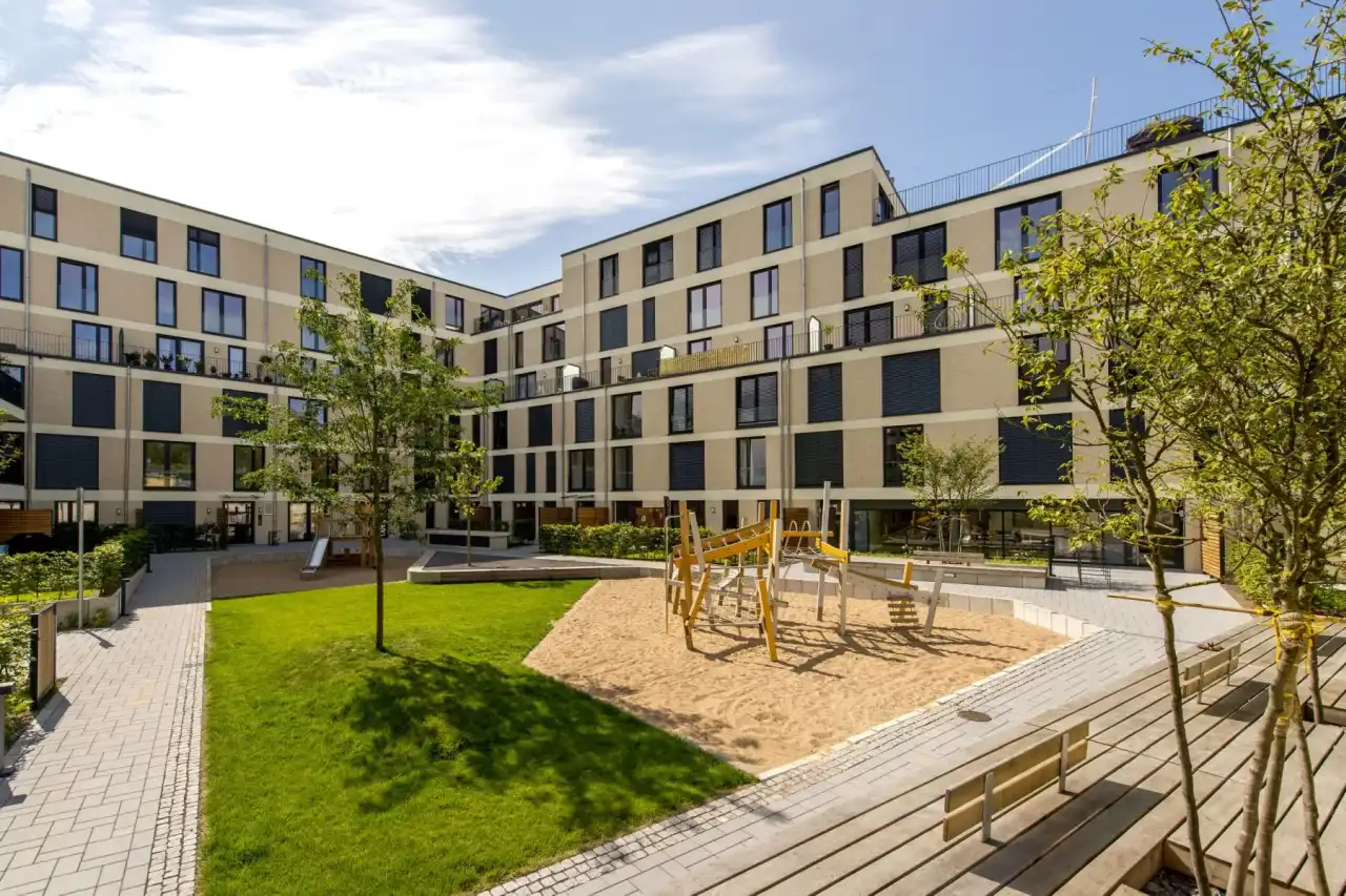 Moderner Wohnkomplex mit Garten und Fassde mit den Spaltriemchen Titan Linara