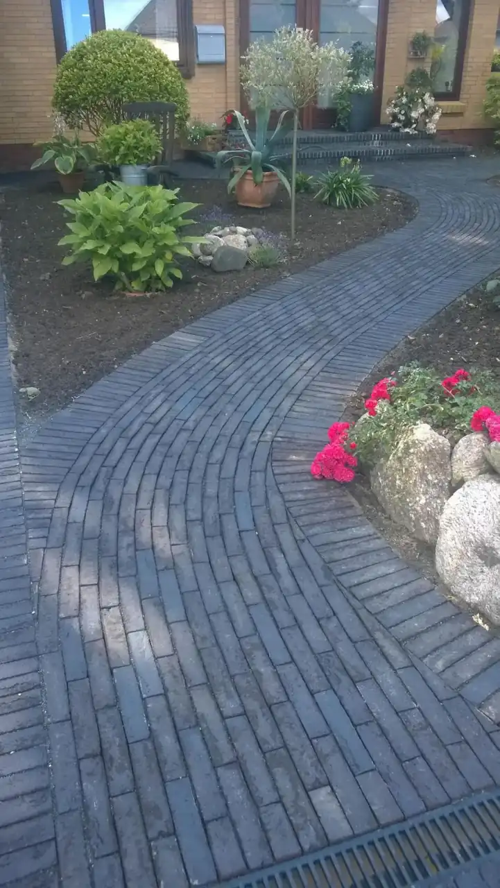 Zugang zum Eingang eines Hauses mit den Pflasterklinkern Langeoog