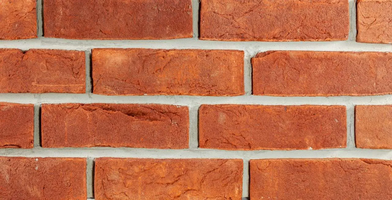 Klinkerriemchen Rotgeflammt Produktbild frontal Klinkerriemchen Rotgeflammt . Kraftvolles rotes Riemchen mit leichtem schwarzen Sand geflammt. Nur 15mm dünn. Oberfäche genarbt und fein strukturiert