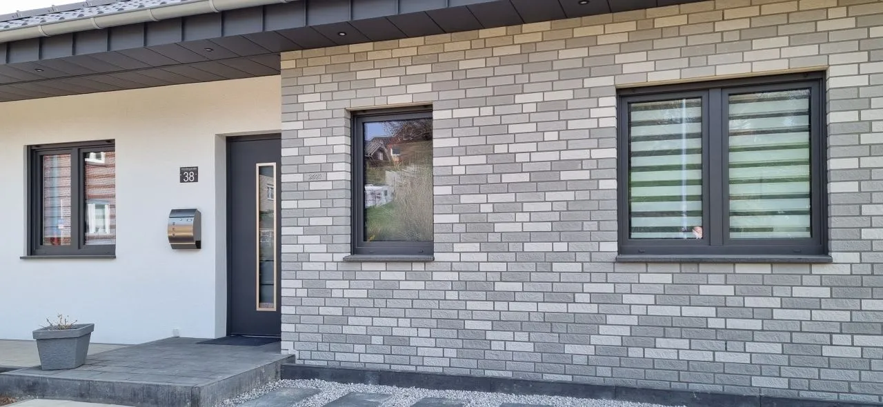 Bungalow mit Kalksandstein Riemchen wolkengrau und weissem Putz
