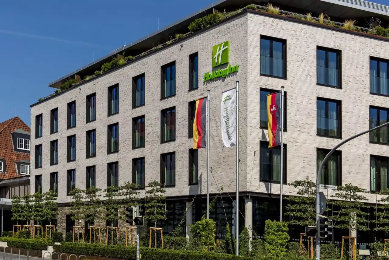 Nahaufnahme eines Hotels mit einer Gebäudefassade aus grauen Riemchen