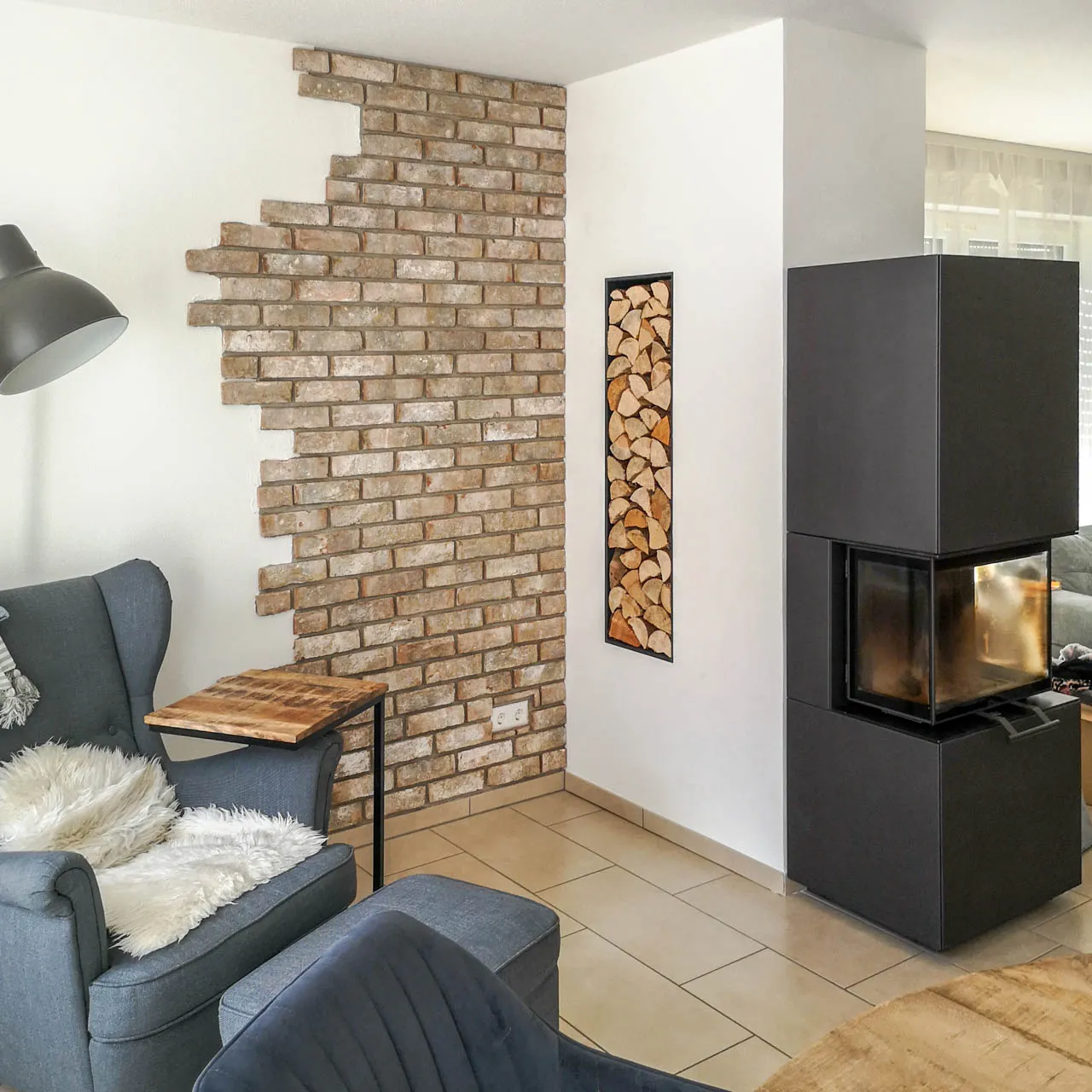 Klinkerriemchen Irish moor Eine kleine Wohnzimmerwand mit gelb, bronzenen Klinkerriemchen. Der leichte Rotstich kommt hier dezent zur Geltung. Die Backsteinwand läuft im Zuge der Wand aus und geht in eine weiß gestrichene Wand über. Super modern, hell und freundlich