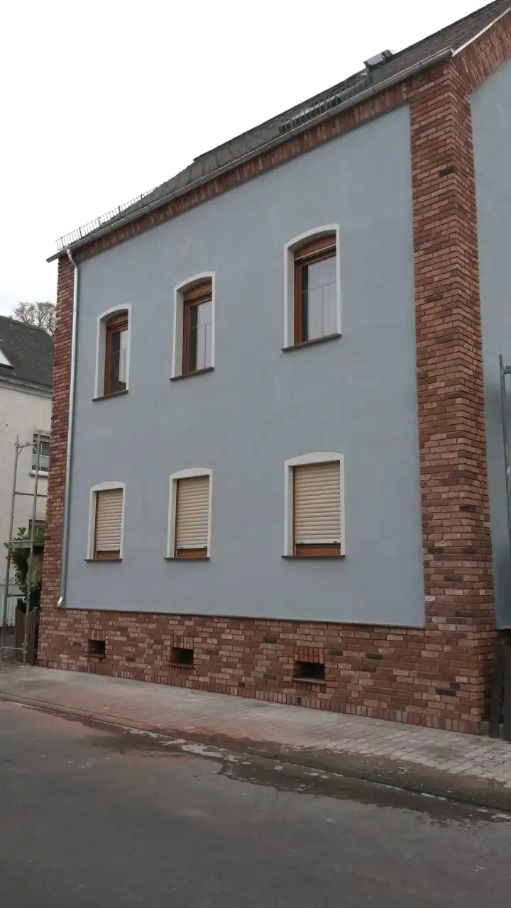 Ecken eines Einfamilienhauses mit der Sorte Schloß barock umfasst