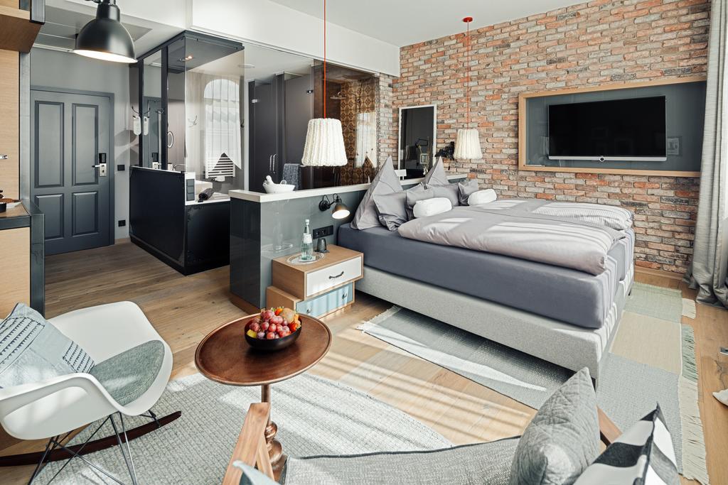 Hotelzimmer an der Nordsee mit einer Riemchenwand im Schlafzimmer