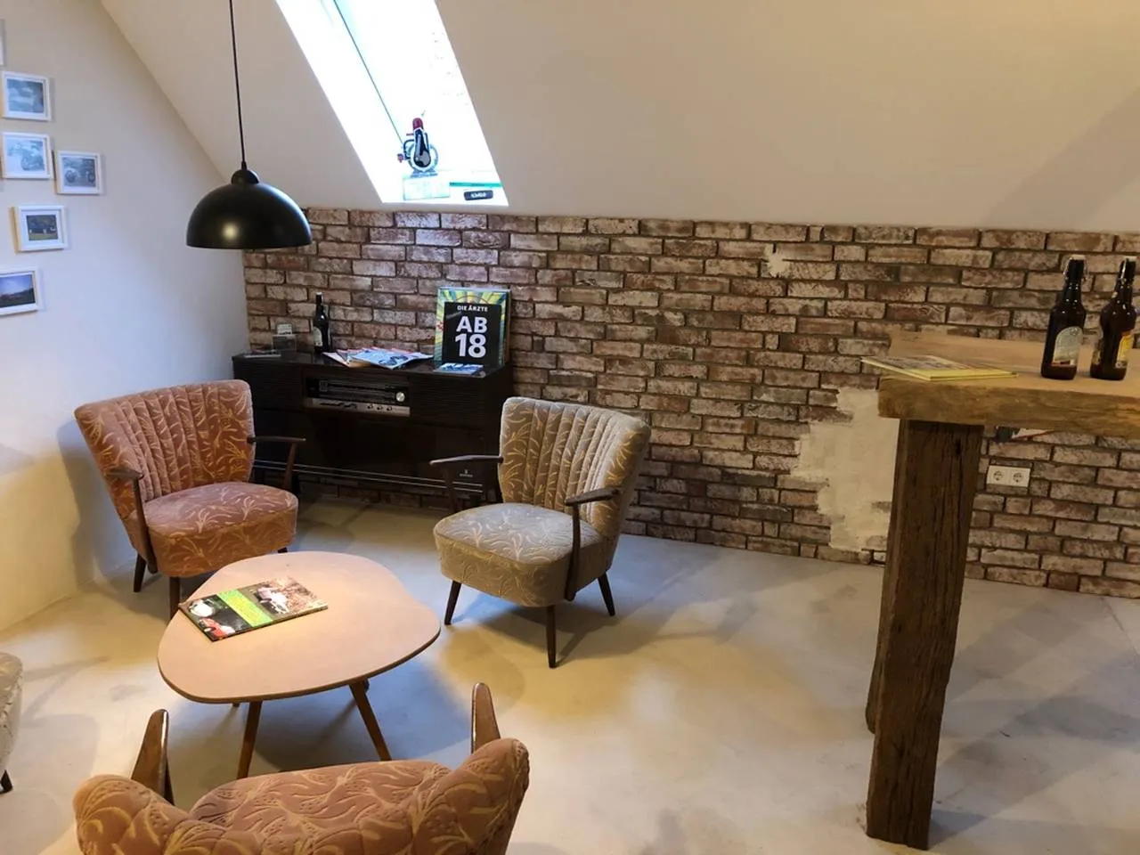 Klinkerinnenwand aus Ziegelriemchen der Sorte Antik rustik. Die rot-bunten Riemchen wirken an der wanf etwas dunkler und bräunlicher. die dunkle verfugung lässt besonders die weiße schlämme hervorstechen