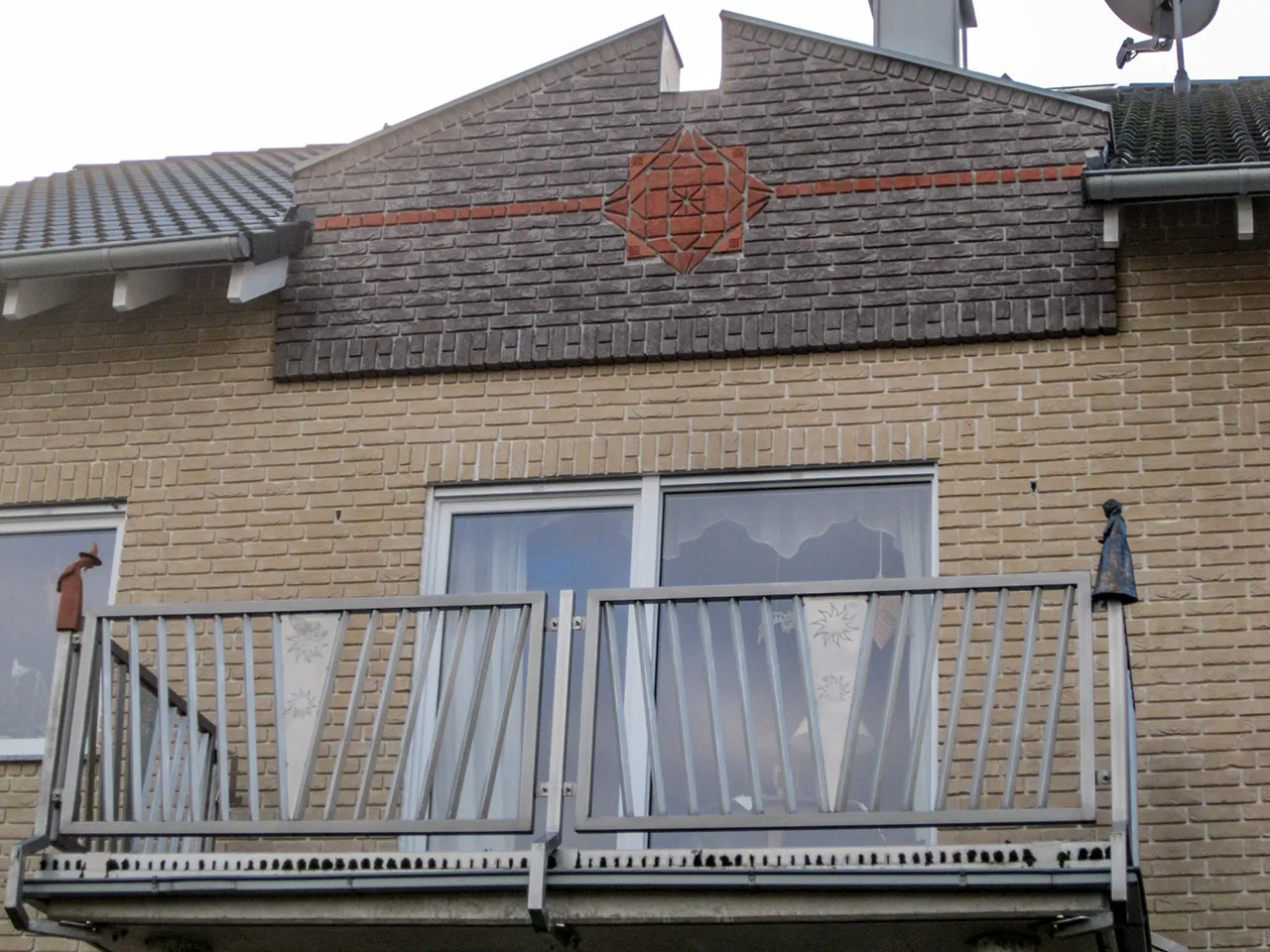 Eine tolle Kombination aus den grauaen Lava Backsteinriemchen und hellen in gelb gehaltenen Klinkerriemchen. Die Hausfassade ist harmonisch und klassisch anzusehen