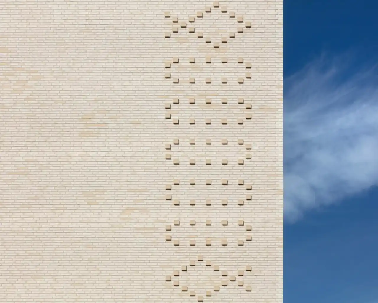 Ornamente an einer Hausfassade mit den Riemchen Titan Abula