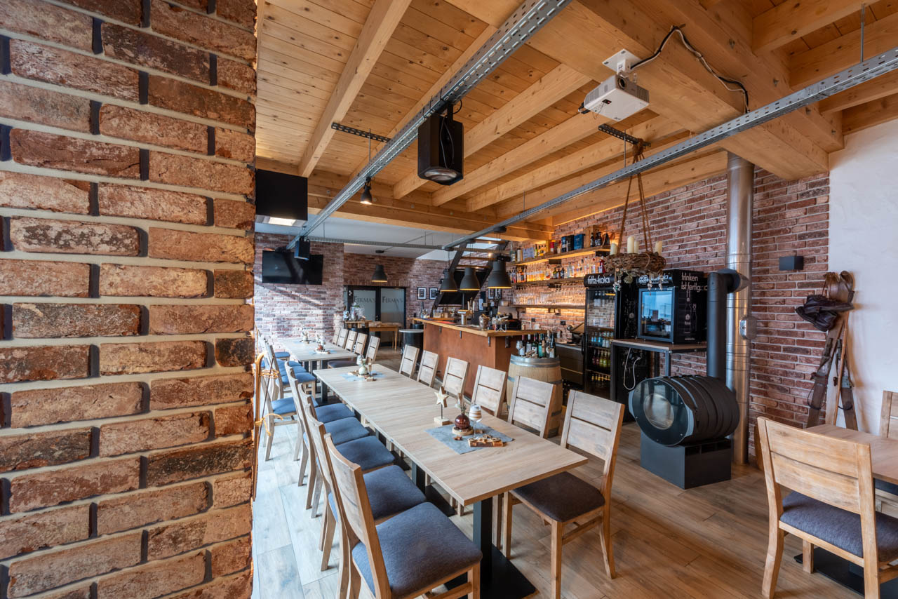 Restaurant mit verkleideten Innenwänden der Sorte Antik edel
