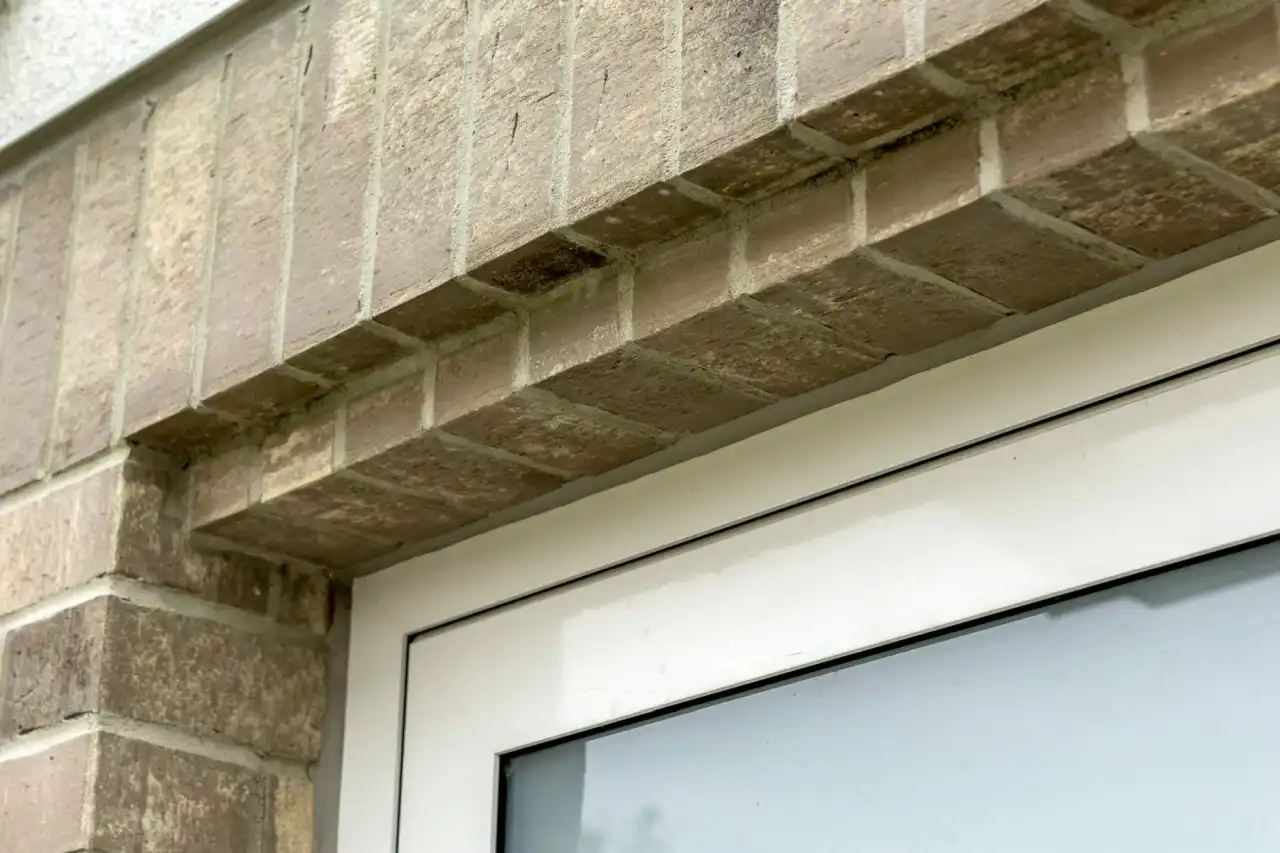 Rollschicht von Riemchen in grau beige oberhalt einer Tür