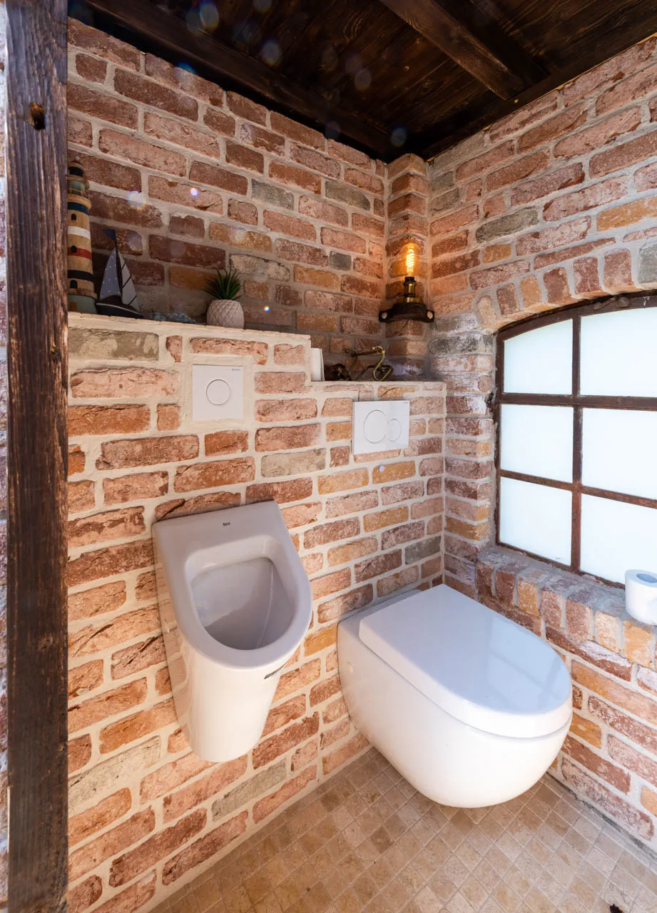 Toilette mit Backsteinriemchen Mediterran Finca terracotta rustikal