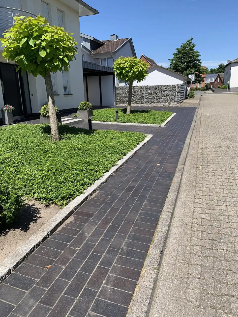 Straße mit Gehweg der Sorte Dresden