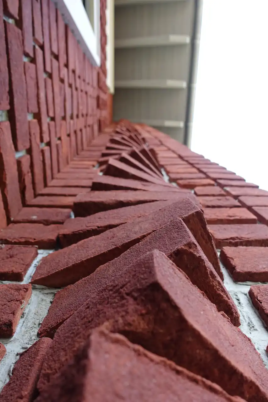 Nahhaufnahme von schräg geschnittenen Steinen Rotgeflammt als Treppe windend