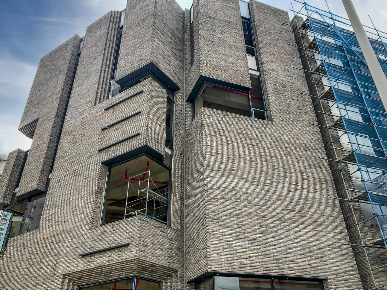Langformat-Riemchen Ipanema Hochhaus mit Langformat Riemchen Ipanema grau schwarz beige und modernen Elemente