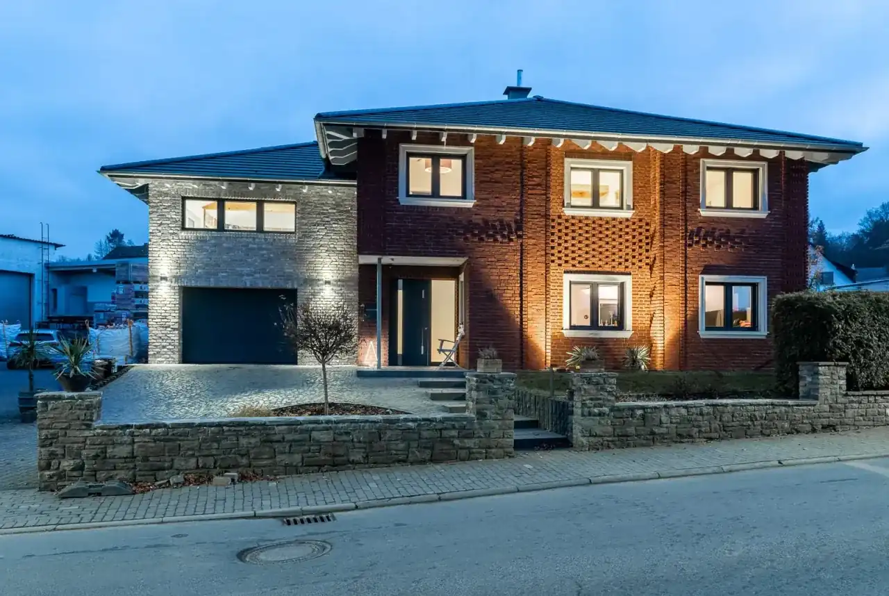 Einfamilienhaus und Garage mit den Sorten Rotgeflammt und Antik vintage