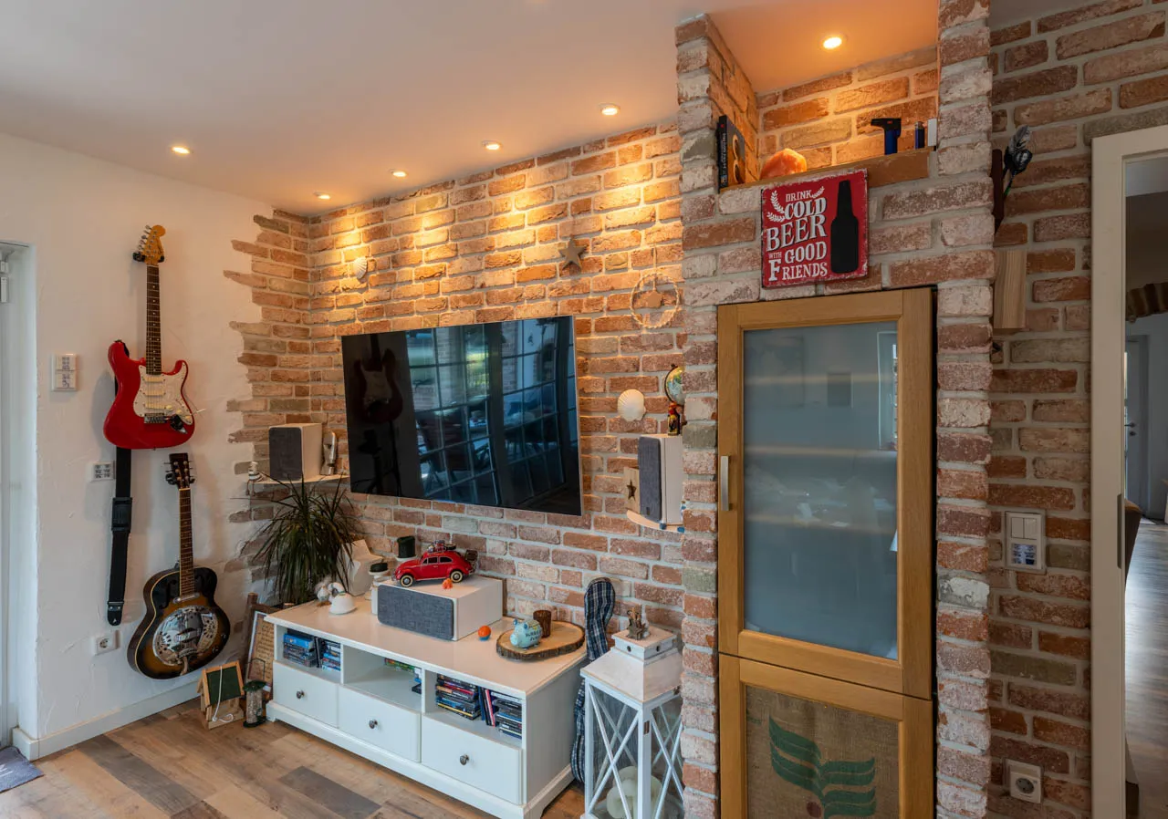 Wohnzimmerwand mit beleuchteten Backsteinriemchen Mediterran Finca