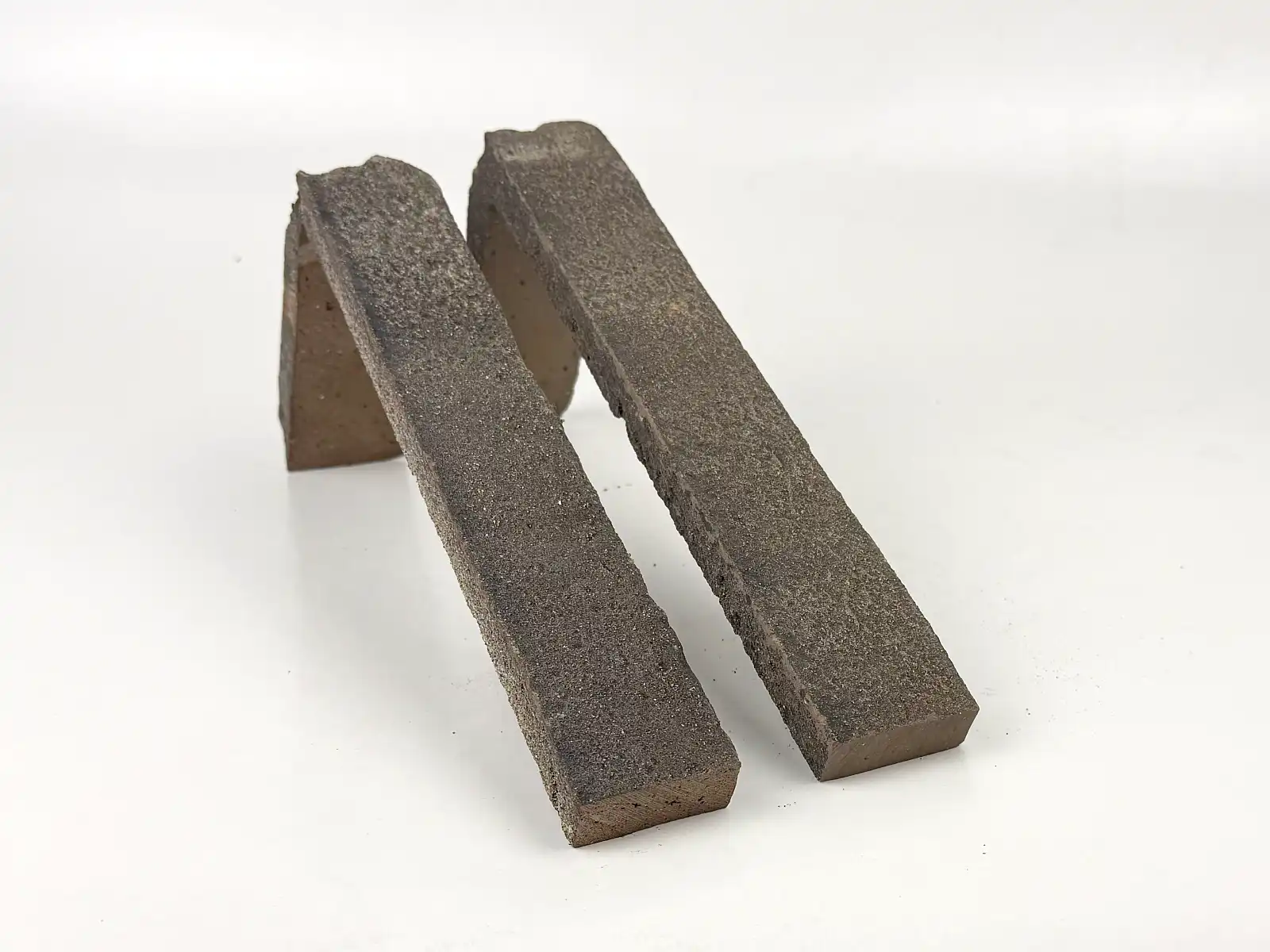 Produktbild eines schwarzen Winkelriemchens Namsos auf weißen Hintergrund