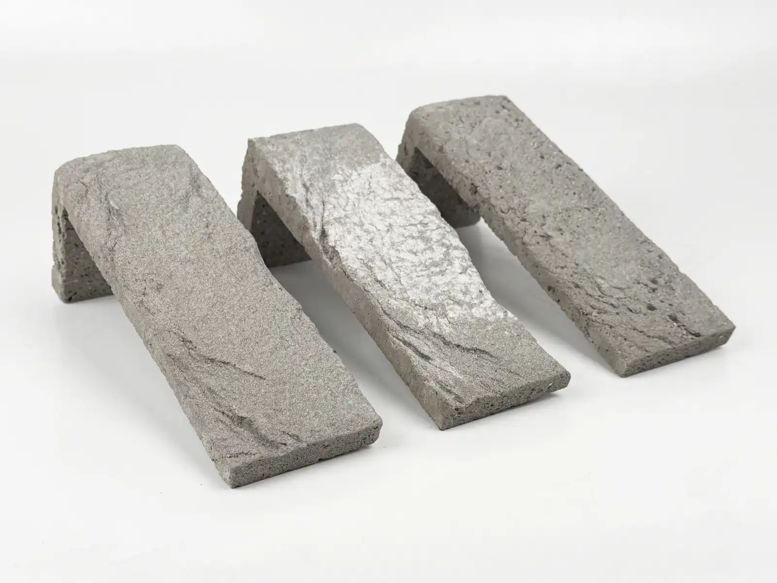 Produktbild Winkelriemchen Silver. Ein hellgraues Winkelriemchen mit feiner heller und schwarzer Besandung und leicht genarbter Oberfläche