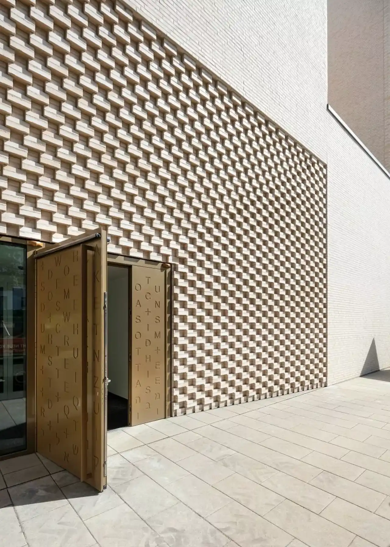 Nahaufnahme eines Eingangsbereich mit Ornamenten aus Riemchen