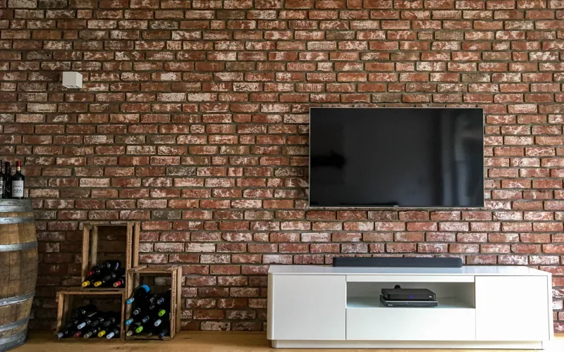 Backsteinriemchen Antik rustik - TV-Wand / Wohnzimmer