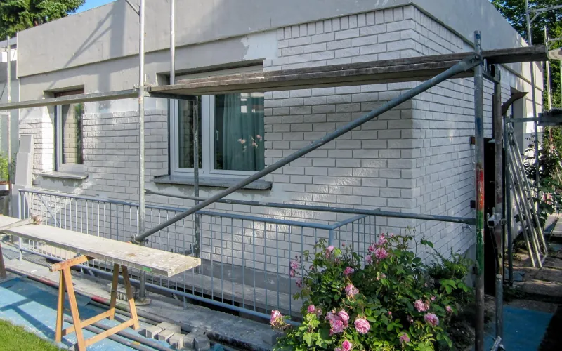 Kalksandsteinriemchen Schneeweiß bruchrau - Hausfassade