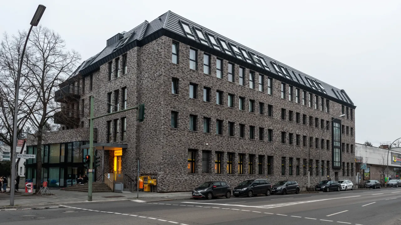 Gewerbegebäude mit den Klinkersorten Retro grizzly und Retro shadow