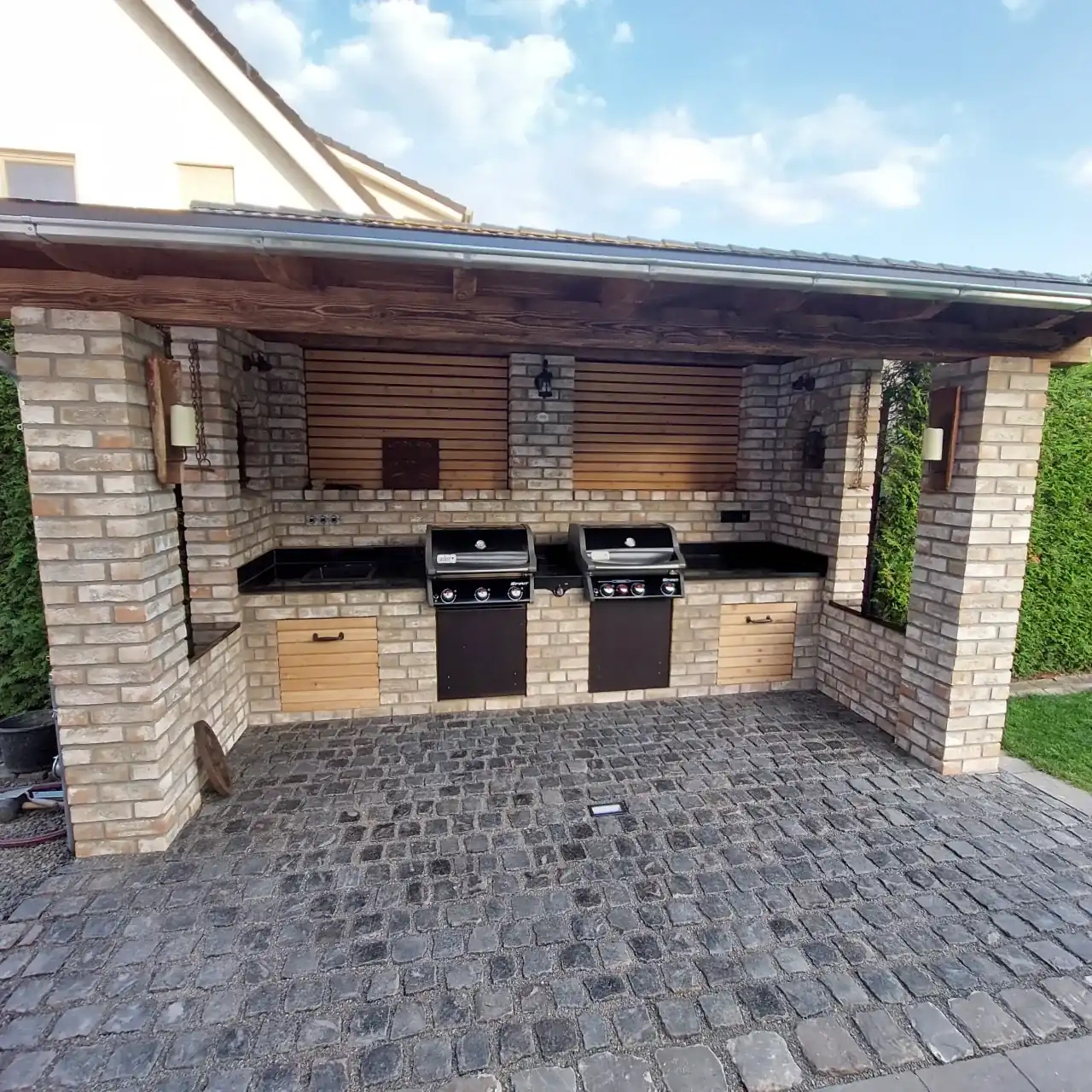 Gemauerte Outdoorküche mit Grills