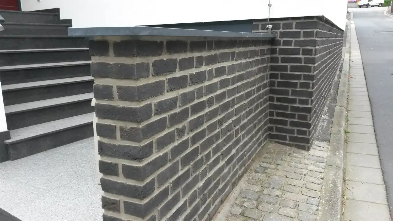 Sockel eines Hauses mit der Sorte Urban graphit