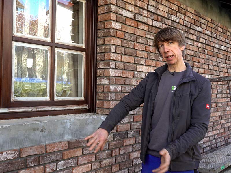 Videoausschnitt mit Erklärung an einer Außenfassade mit der Sorte Antik classic