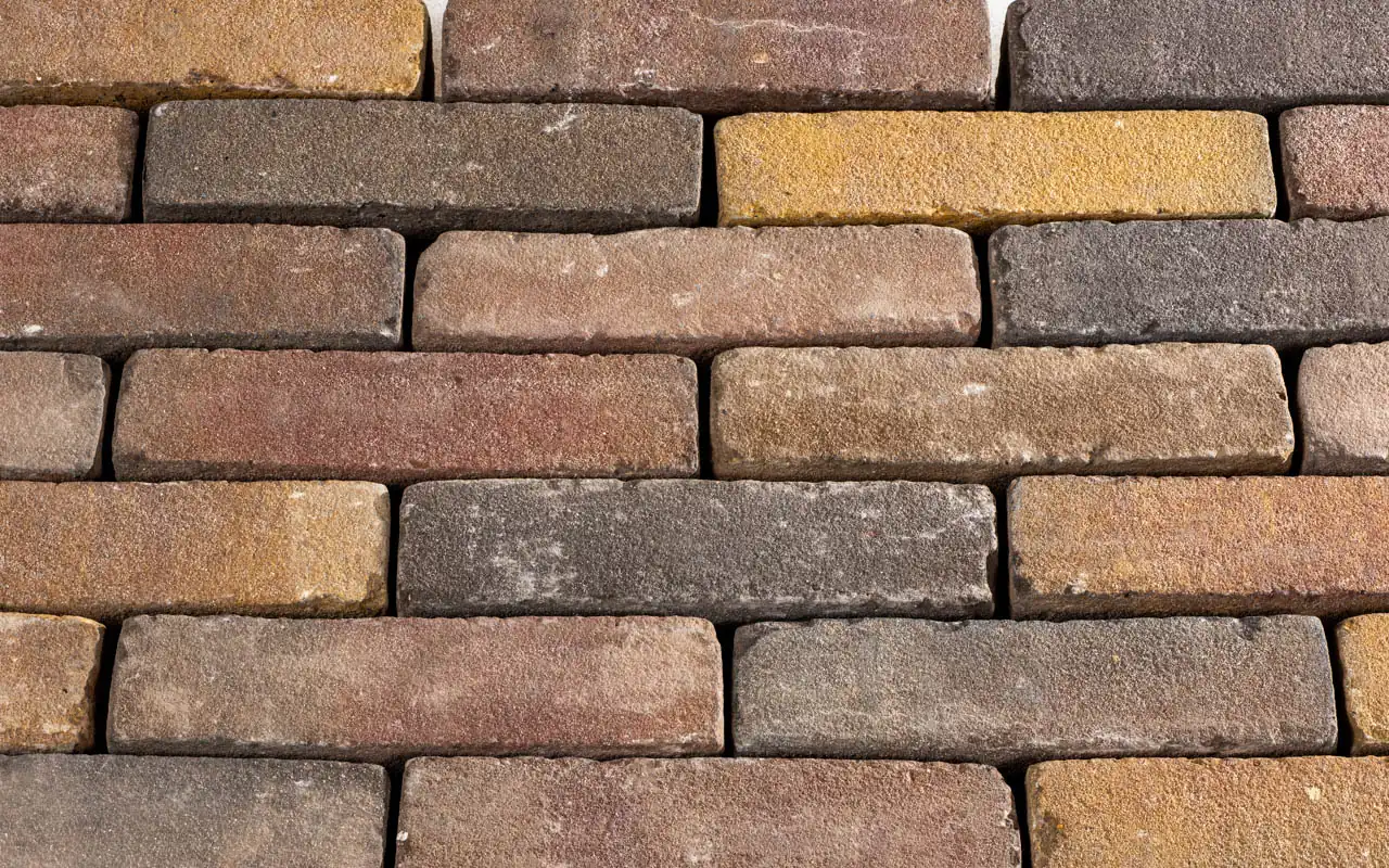Bunter Pflasterklinker in verschiedenen Farben der Sorte Supraton getrommelt Bunter Pflasterklinker in verschiedenen Farben der Sorte Supraton getrommelt