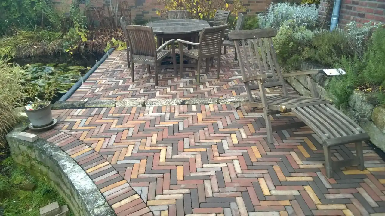 Terrasse mit bunten Pflasterklinkern Supraton getrommelt