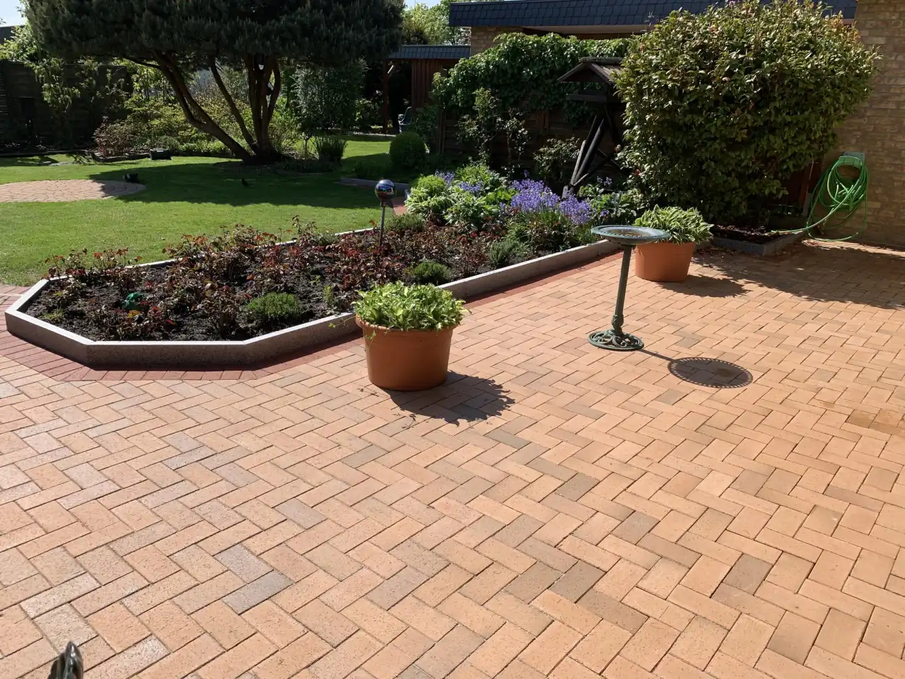 Terrasse in einem Garten mit Husum gelbbunt