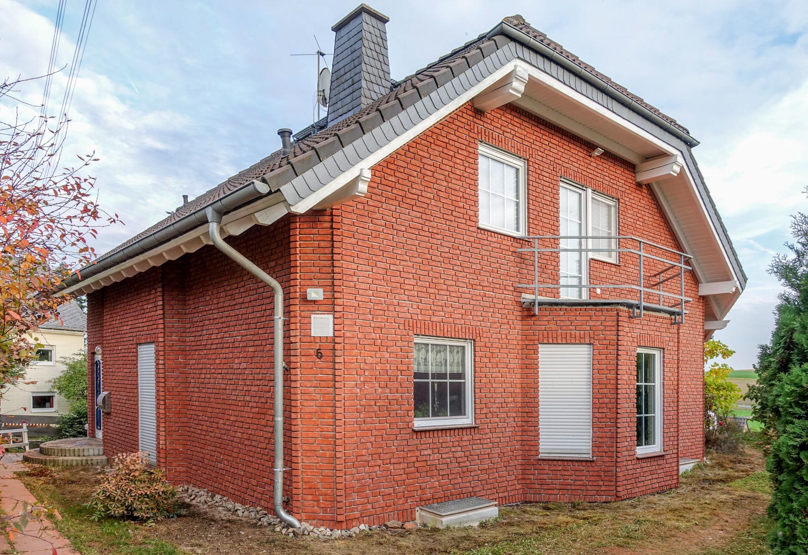 Hausfassade mit dem Klinkerriemchen Rubinrot an einem Einfamilienhaus