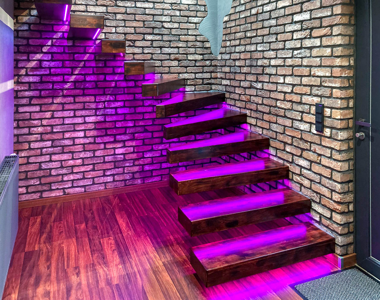 Treppenhaus mit Backsteinriemchen