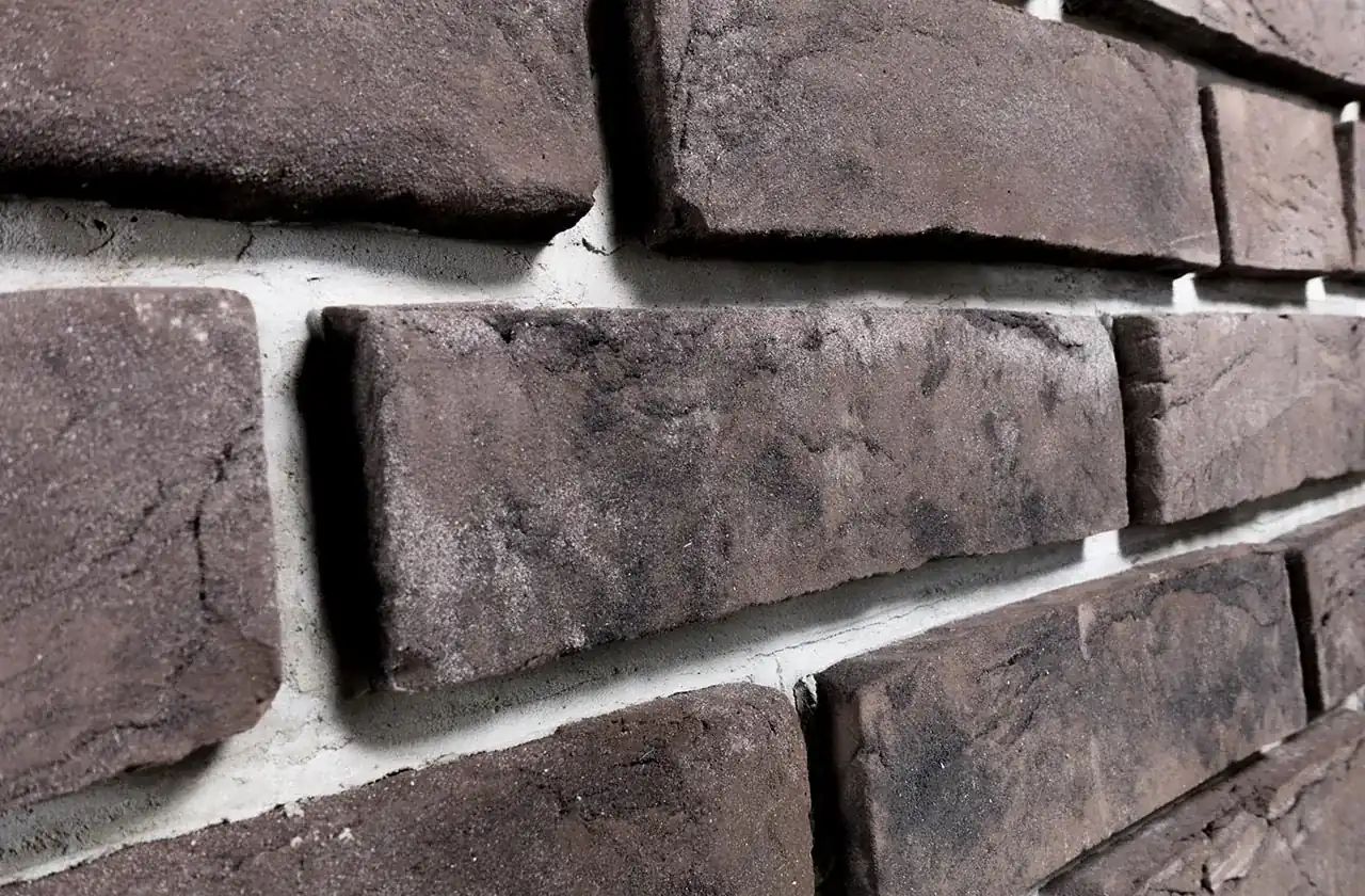 Schrägaufnahme einer Wand mit der Sorte Wolf grey und Schattenfuge