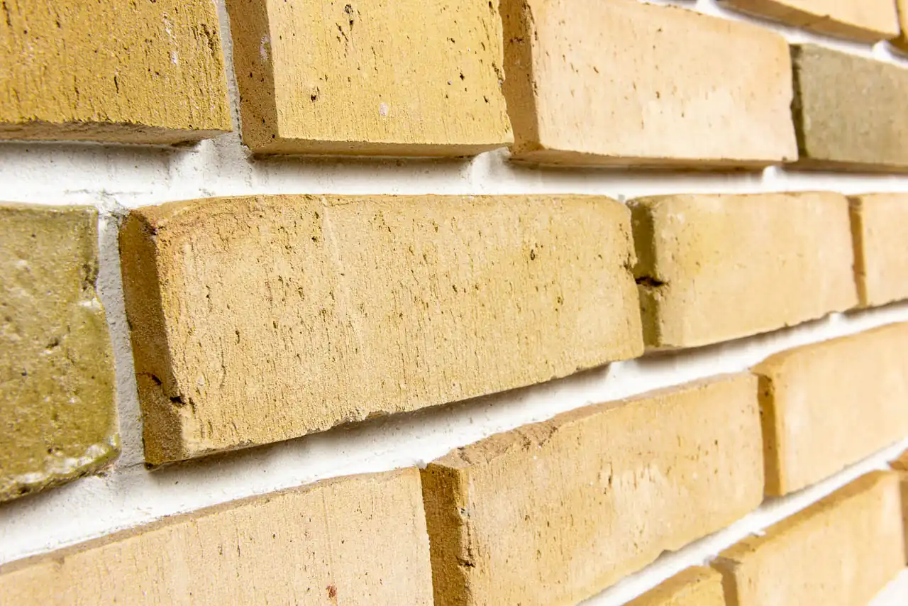 Schrägansicht von gelben Klinkersteinen Mediterran limone