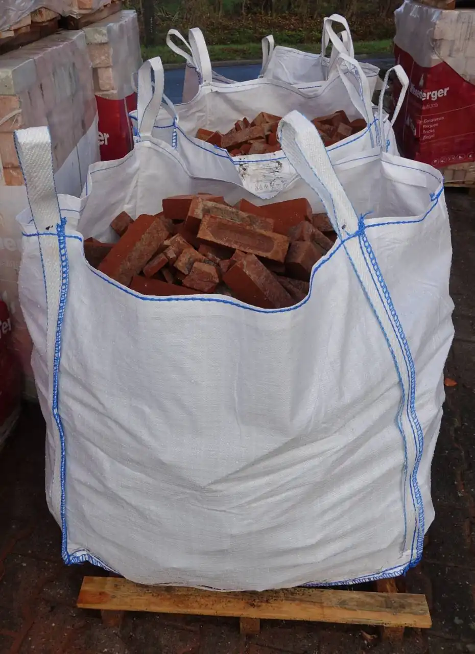 Klinkermittelstücke in einem Big Bag zum einfachen Transport Klinkermittelstücke in einem Big Bag zum einfachen Transport